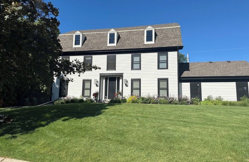 Thiensville House | Charming 4-bedroom house with hot tub and easy access to downtown Milwaukee.