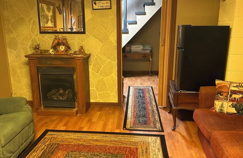 Upper Tract Cabin | Charming 4-bedroom cabin with HOTTUB in peaceful Upper Tract with WiFi, AC