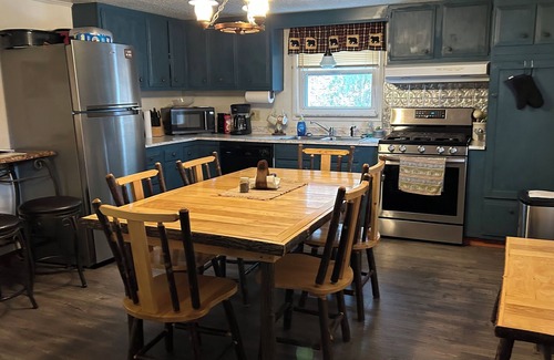 Upper Tract Cabin | Charming 4-bedroom cabin with HOTTUB in peaceful Upper Tract with WiFi, AC