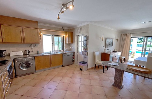 Albardeira House | Charming 4 Bedroom Villa w/Private Pool, Sleeps 8, Wifi, A/C, near Lagos Marina