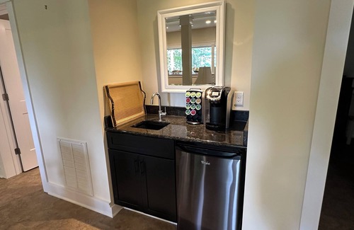 Charlottesville House | Charming 4 BR, 4 BA on Mechums River 15 Minutes to Charlottesville