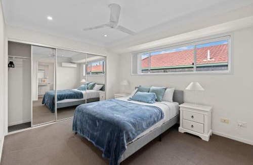 Wynnum House | Charming 4Bedroom Home Near Train Station and Beaches