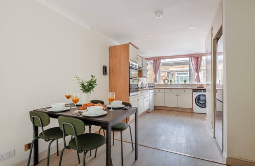 Oval Apartment | Charming 4BR near River Thames & Tate Britain