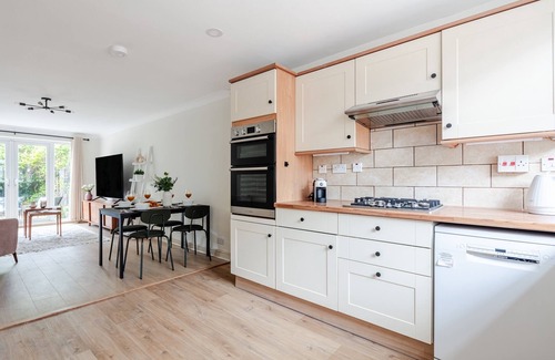 Oval Apartment | Charming 4BR near River Thames & Tate Britain