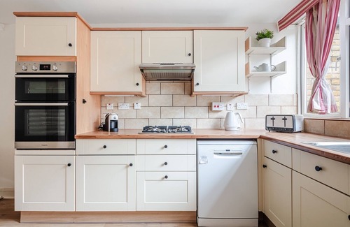 Oval Apartment | Charming 4BR near River Thames & Tate Britain