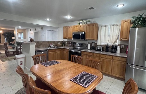 Crosstown House | Charming 5-bedroom home, Near Downtown, Beale Street & Memphis Zoo.