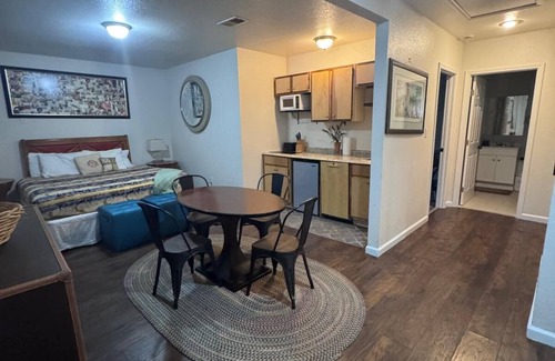 Crosstown House | Charming 5-bedroom home, Near Downtown, Beale Street & Memphis Zoo.