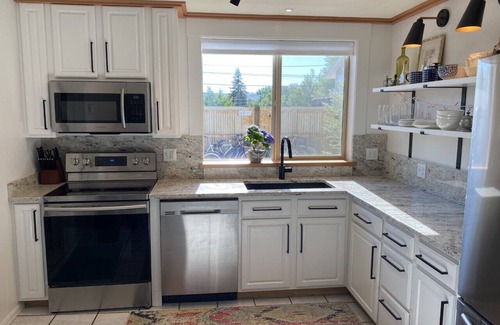 Gunnison House | Charming 5 Bedroom in town with 6 bikes!