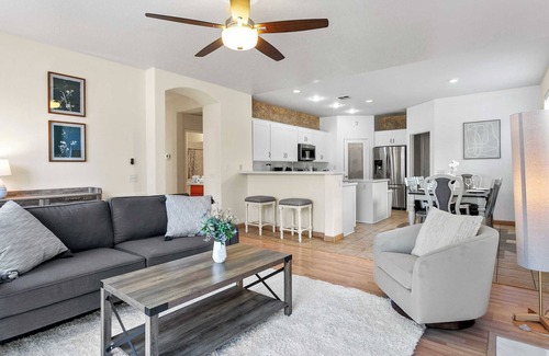 Moreno Valley House | Charming 5B3B｜Spacious Backyard｜3-Car Garage｜Flex-Lease｜Fully Furnished #42084