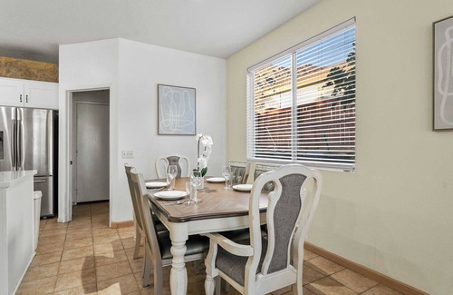 Moreno Valley House | Charming 5B3B｜Spacious Backyard｜3-Car Garage｜Flex-Lease｜Fully Furnished #42084