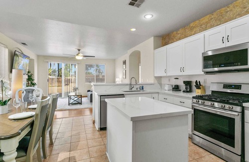 Moreno Valley House | Charming 5B3B｜Spacious Backyard｜3-Car Garage｜Flex-Lease｜Fully Furnished #42084