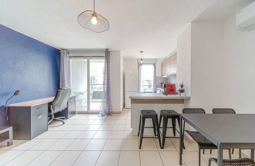 Zola - Pressense Apartment | Charming 6-person apartment with a balcony in Feyssine La Doua