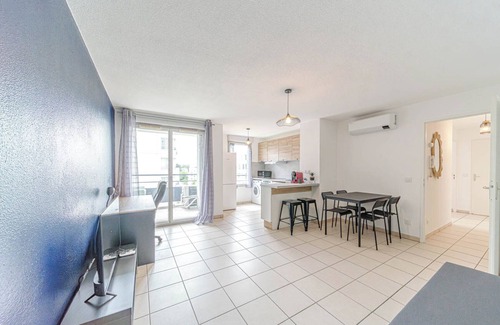 Zola - Pressense Apartment | Charming 6-person apartment with a balcony in Feyssine La Doua