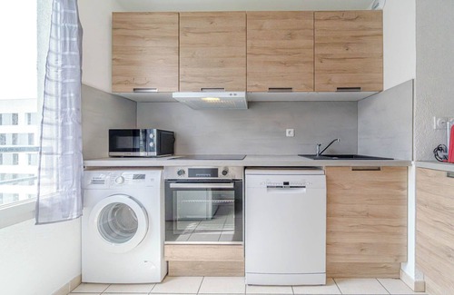 Zola - Pressense Apartment | Charming 6-person apartment with a balcony in Feyssine La Doua