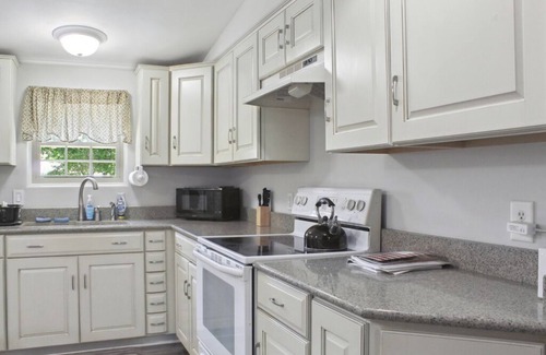 Union County House | Charming 6BD Lakefront Retreat