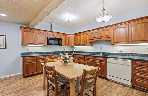 Lake Junaluska Cottage | Charming 7-bedroom cottage with WiFi, AC in serene Lake Junaluska