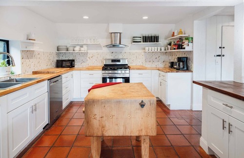 Roxbury House | Charming 9br/8.5 bath, Sleeps 19, WiFi, Fitness Room w/Beautiful Views!