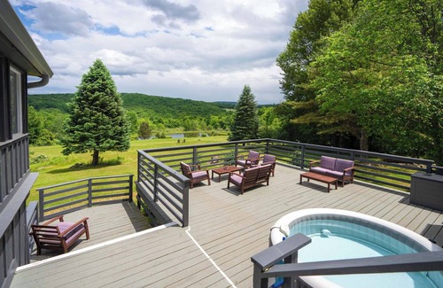 Roxbury House | Charming 9br/8.5 bath, Sleeps 19, WiFi, Fitness Room w/Beautiful Views!