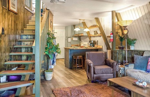 Twin Peaks Cabin | Charming A Frame 2-bedroom cabin with WiFi, AC in beautiful Rimforest