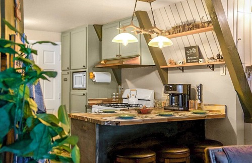 Twin Peaks Cabin | Charming A Frame 2-bedroom cabin with WiFi, AC in beautiful Rimforest