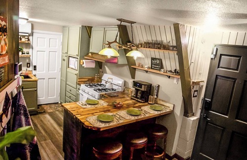 Twin Peaks Cabin | Charming A Frame 2-bedroom cabin with WiFi, AC in beautiful Rimforest