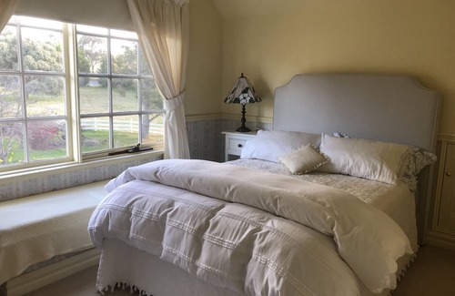 Mount Rankin House | Charming Accomadation $190 x 2 guests in Queen room & ensuite & balconey