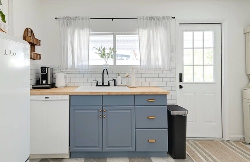 Tarpon Springs Cottage | Charming and cozy 1920’s cottage in Tarpon Springs, 3 min walk to Sponge Docks.