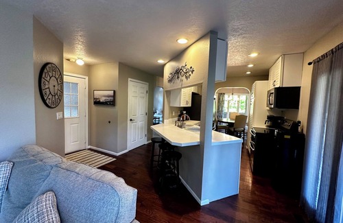Johnston House | Charming and Private 3-bedroom house by Saylorville Lake, North of Johnston