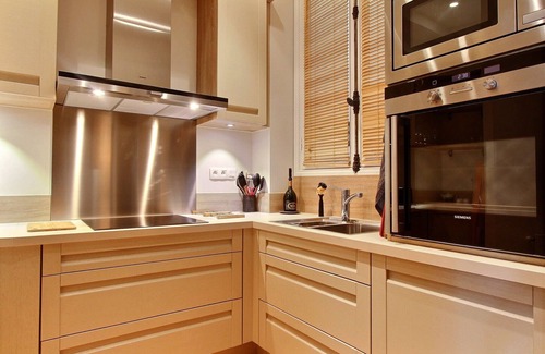 Quartier de la Monnaie Apartment | Charming and quiet 2 BD 2 BTH near Notre Dame, insurance included