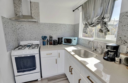 West Whittier-Los Nietos Apartment | Charming and Retro-inspired one-bedroom duplex near shopping and dining!