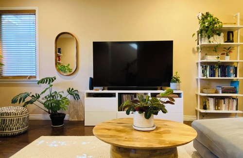 Lamanda Park House | Charming and Spacious 2B + 2.5 Bath Townhome