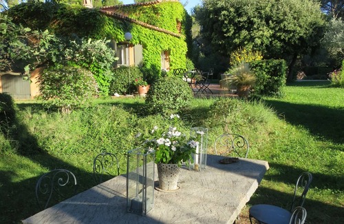 Est House | Charming and tasteful artist's house in an exceptional site in Bibemus