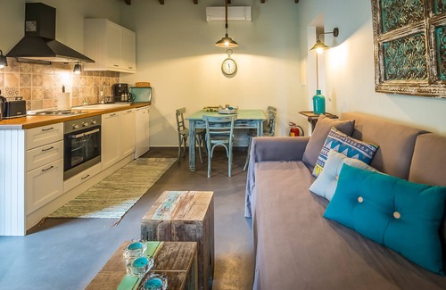 Petaleia House | Charming and traditional small stone house.