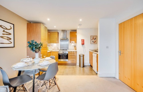 Fenny Stratford House | Charming Apartment Balcony Parking Fast Wifi Smart TV
