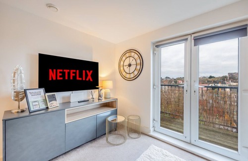 Fenny Stratford House | Charming Apartment Balcony Parking Fast Wifi Smart TV
