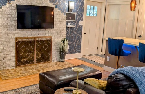 College Hill Apartment | Charming apartment in wonderful Wichita neighborhood