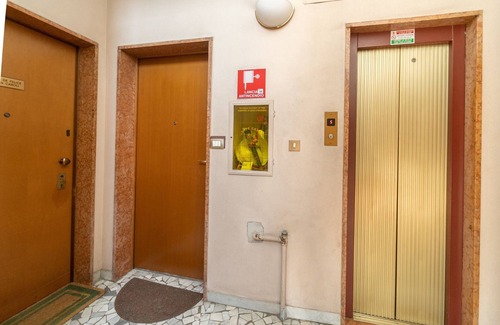 Loreto Apartment | Charming apartment near the central station with 5 bedrooms and 2 bathrooms