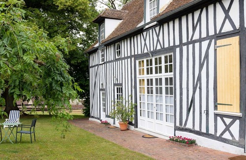 Beauvais Apartment | Charming apartment with large garden