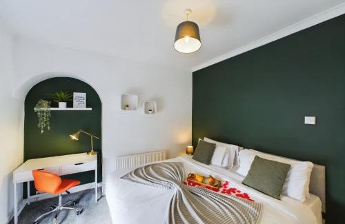 Everton Apartment | Charming Apartments - Cosy Retreat - short drive to city centre - Free parking