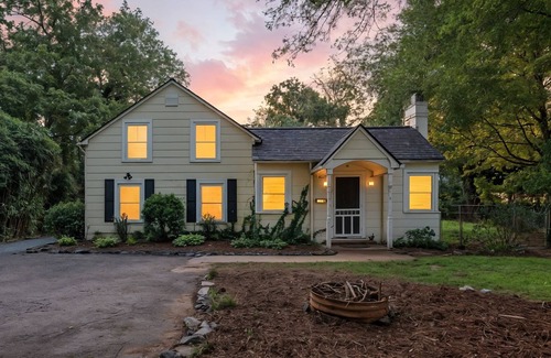 Winston - Salem House | Charming Ardmore Bungalow I 2BR + Bonus Room I 2 Bath I Spacious Yard