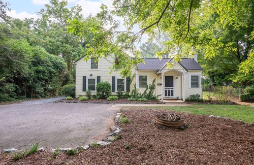 Winston - Salem House | Charming Ardmore Bungalow I 2BR + Bonus Room I 2 Bath I Spacious Yard