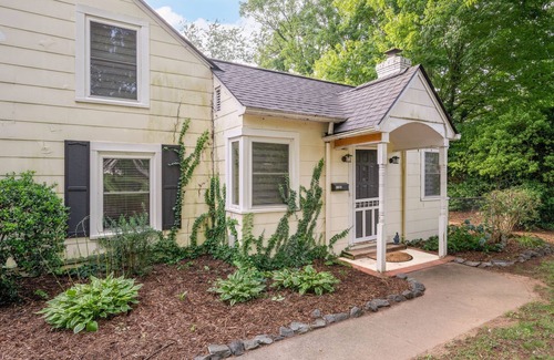 Winston - Salem House | Charming Ardmore Bungalow I 2BR + Bonus Room I 2 Bath I Spacious Yard
