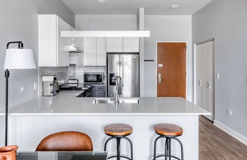 Arlington Heights Apartment | Charming Arlington Heights 2BR w/ W/D, Gym & BBQ, nr Dining, by Blueground