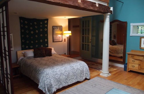 Colchester House | Charming Award-winning Private Garden & Artist Retreat near nightlife, outdoors