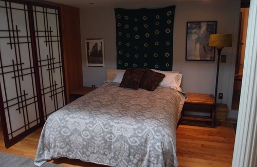Colchester House | Charming Award-winning Private Garden & Artist Retreat near nightlife, outdoors