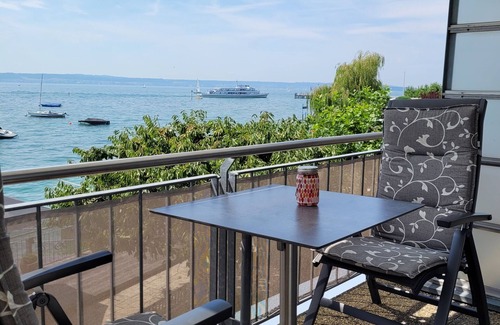 Hagnau Apartment | Charming "Backbord" apartment - with lake view and sunbathing lawn right by the water