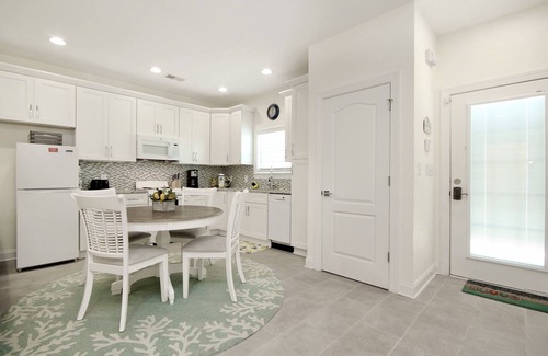 Atlantic Beach Apartment | Charming beachfront apartment w/beach access, pool central AC, & washer/dryer