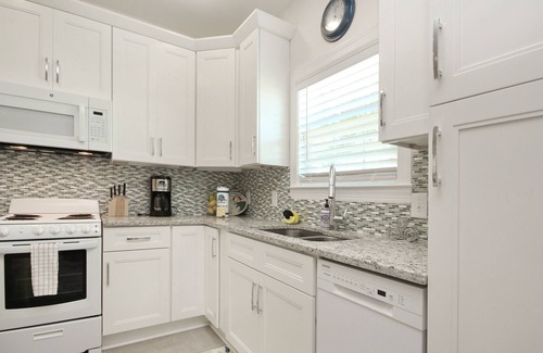 Atlantic Beach Apartment | Charming beachfront apartment w/beach access, pool central AC, & washer/dryer