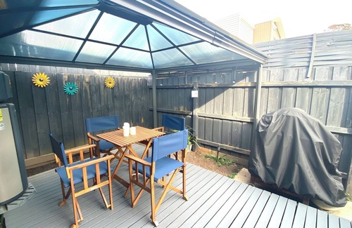 Mornington House | Charming Beach House - walk to the restaurants on Main St