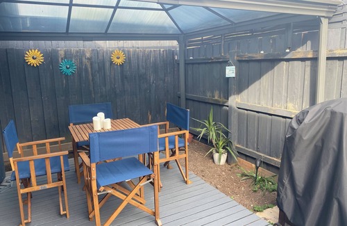 Mornington House | Charming Beach House - walk to the restaurants on Main St